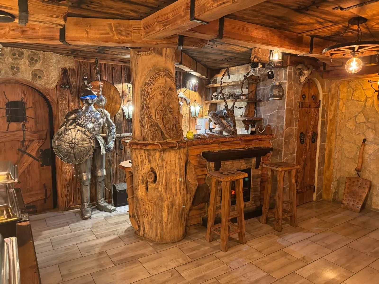Bar s krbom a rytierskym brnením