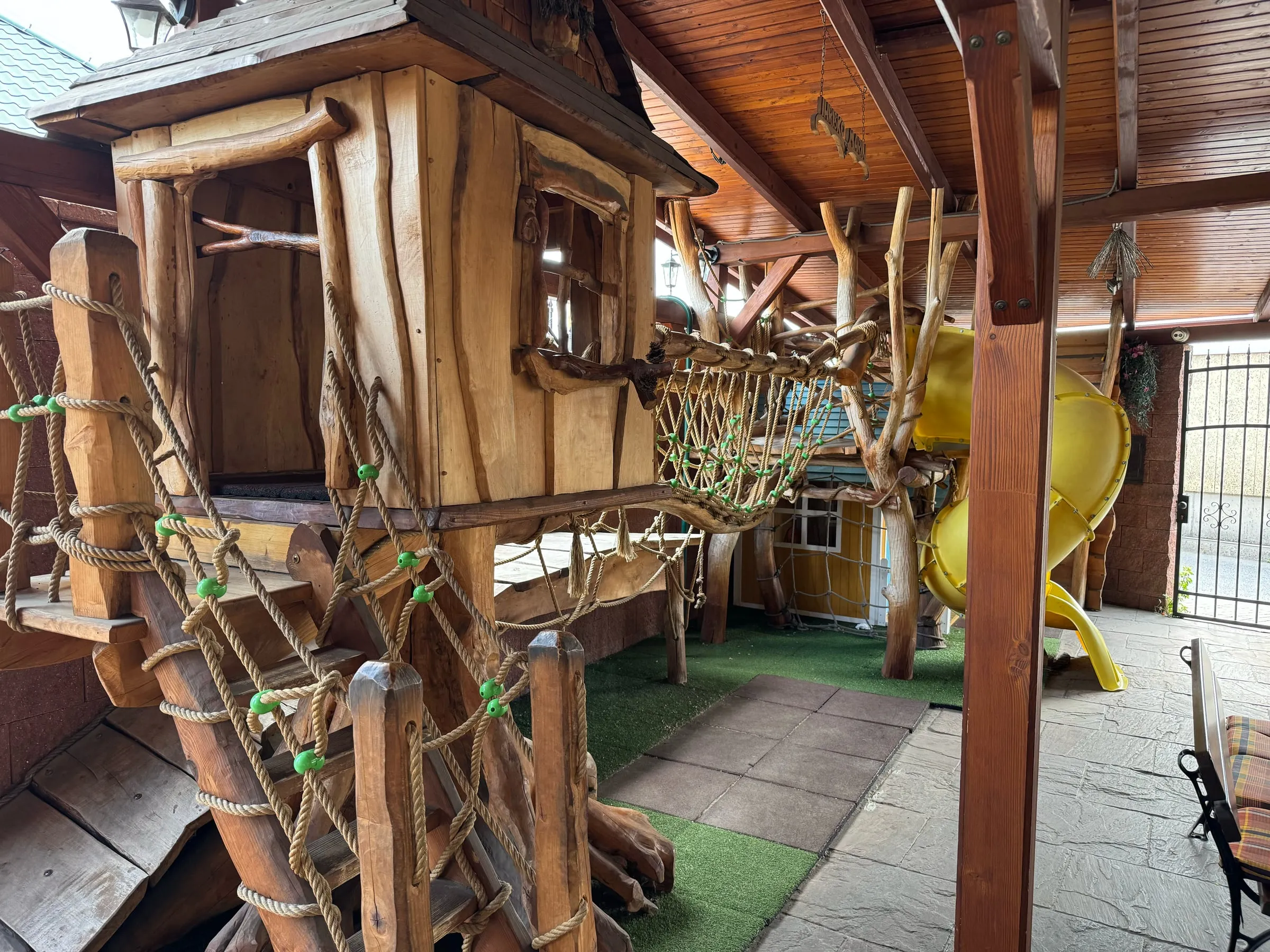 Detská zóna — domček, lanový most a šmýkalka